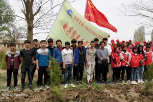 相约五一劳动节 义务植树为校园填绿