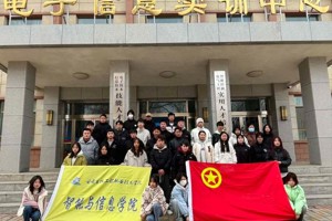 开云青年志愿者开展“3·5学雷锋清除校园死角垃圾志愿服务活动”